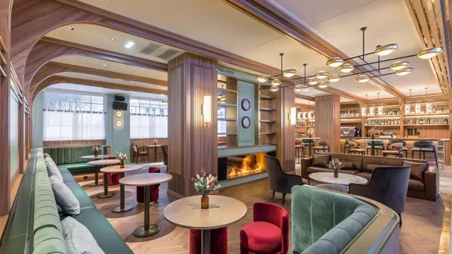 Bar di dalam Canfranc Estación