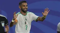 Penyerang Timnas Aljazair bernomor punggung 07, Riyad Mahrez, merayakan gol kedua timnya selama pertandingan Grup J Piala Dunia 2026 antara Aljazair dan Austria di Stadion Kansas City, Kansas City, pada 27 Juni 2026. (JUAN MABROMATA/AFP)