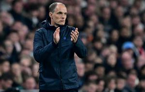 Pelatih kepala Timnas Inggris asal Jerman, Thomas Tuchel, mengamati para pemain dari pinggir lapangan selama pertandingan persahabatan antara Inggris dan Wales di Stadion Wembley, London, pada 9 Oktober 2025. (Ben STANSALL/AFP)
