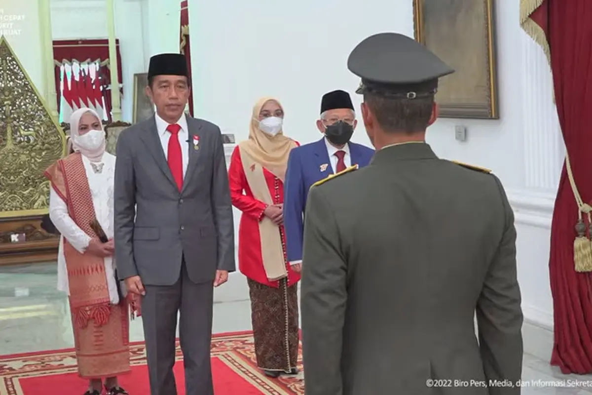 Outfit Iriana Jokowi dan Wury Ma'ruf Amin Tampil Saling Melengkapi di Upacara Penurunan Bendera