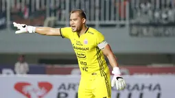 Kiper Persija, Andritany Ardhiyasa memberikan arahan kepada rekannya saat melawan Persikabo 1973 pada laga pekan keempat BRI Liga 1 2022/2023 di Stadion Pakansari, Kabupaten Bogor, Minggu (14/8/2022). (Bola.com/M Iqbal Ichsan)