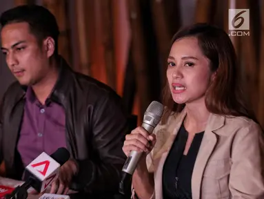 Juru bicara Alexis Group, Lina Novita memberikan keterangan kepada awak media di lantai 2 Hotel Alexis, Jakarta, Selasa (31/10). Manajemen Alexis buka suara terkait tidak diperpanjangnya izin operasi oleh Pemprov DKI Jakarta. (Liputan6.com/Faizal Fanani)