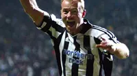 5. Alan Shearer (1996/2006), striker legendaris Inggris ini merupakan salah satu icon The Magpies, mencetak 148 gol dari 303 penampilan membuatnya menjadi salah satu legenda di Newcastle. (AFP/Steve Parkin)