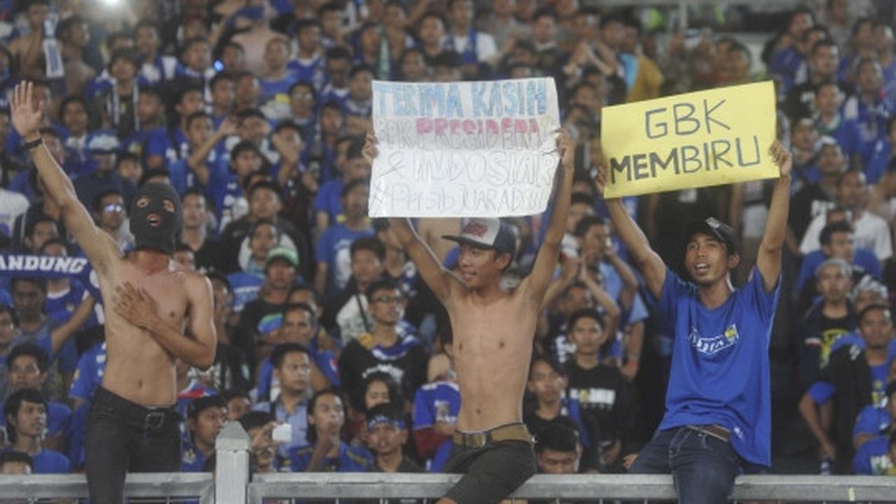 Aksi puluhan ribu Bobotoh birukan Gelora Bung Karno