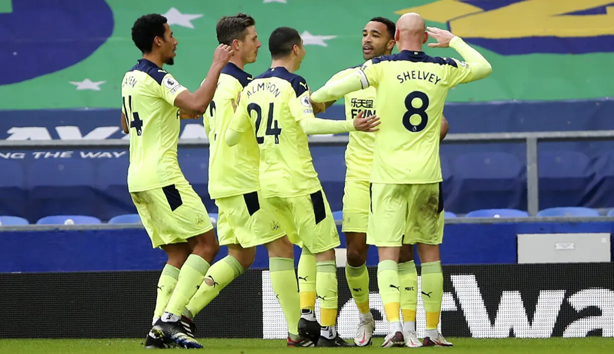 Pemain Newcastle United Callum Wilson (kedua kanan) melakukan selebrasi usai mencetak gol ke gawang Everton pada pertandingan Liga Inggris di Goodison Park, Liverpool, Inggris, Sabtu (30/1/2021). Newcastle United menang 2-0. (Molly Darlington/Pool via AP)