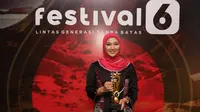 Siti Rahmawati, mewakili almarhumah Norbaiti Isran Noor menerima Anugerah Inspiratif Liputan6.com dalam acara Festival 6, Lintas Generasi Tanpa Batas di The Dome Senayan Park, Sabtu (8/7/2023). (Liputan6.com/Herman Zakharia)