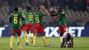 Lima menit sebelum pertandingan berakhir, Dewi Fortuna menghamiri Kamerun. Kapten Vincent Aboubakar (kanan) berhasil membuat brace pada menit ke-85 dan ke-89 yang membuat skor akhir waktu normal pertandingan menjadi 3-3. (AP/Sunday Alamba)