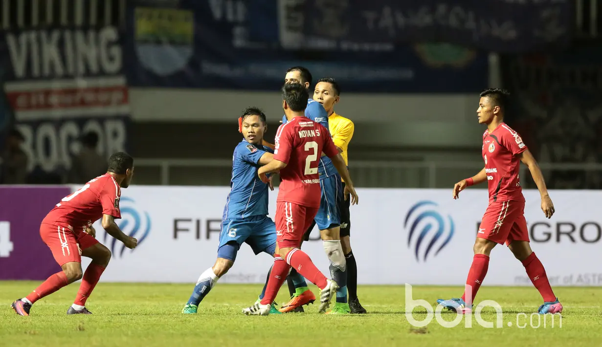 Vendry Mofu memasang kuda-kuda menanti Vladimir Vujovic saat  adu mulut pada perebutan tempat ketiga Piala Presiden 2017 di Stadion Pakansari, Bogor, Sabtu (11/3/2017). (Bola.com/Nicklas Hanoatubun)