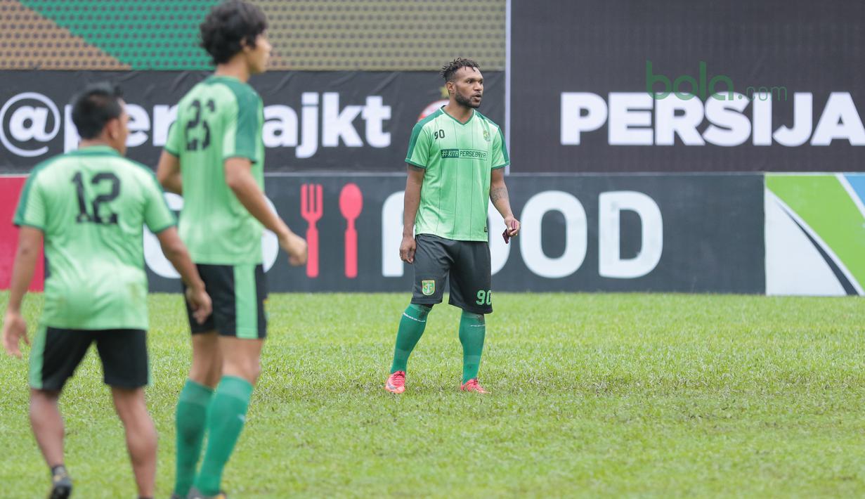 Pemain Persebaya, Nelson Alom mulai bergabung bersama timnya saat sesi latihan tim jelang laga Gojek Liga 1 bersama Bukalapak di Stadion PTIK, Jakarta, Senin (25/6/2018). Persebaya akan melawan Persija 26 Juni 2018. (Bola.com/Nick Hanoatubun)