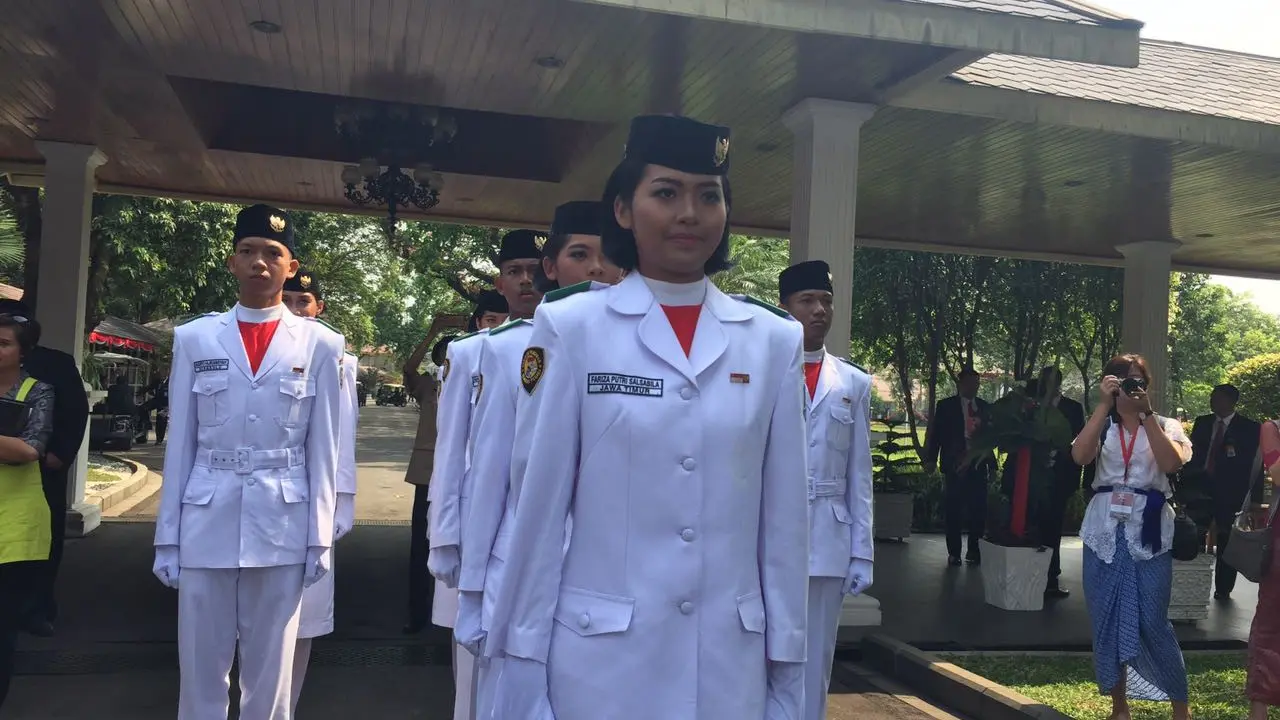 Fariza Putri Salsabila terpilih sebagai pembawa baki Bendera Merah Putih saat upacara pengibaran