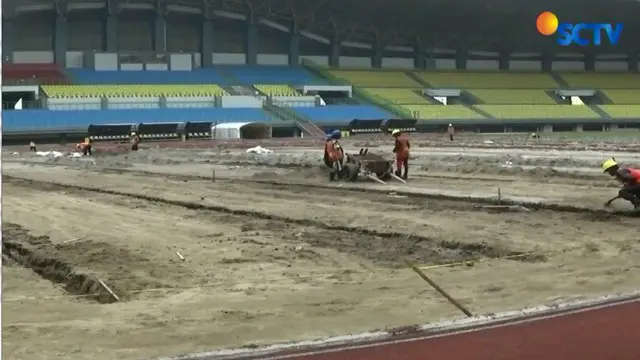 Tidak hanya mengganti rumput, Dinas Pemuda dan Olahraga Bekasi juga memperbaiki saluran drainase untuk menghindari genangan air di lapangan.