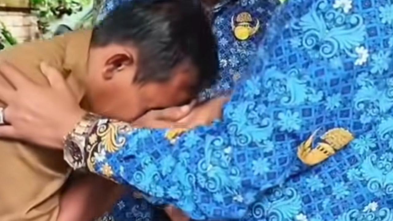 Wali Kota Prabumulih Minta Maaf Sambil Berpelukan, Hadiahkan Sepeda Listrik untuk Kepsek dan Satpam