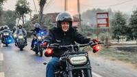 Gus Iqdam mengendarai motor gode (moge), kemewahannya disorot sebagian warganet. (Instagram/iqdammuhammad_)