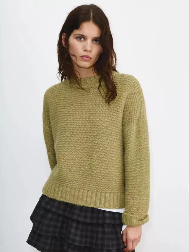 Kemeja, Cardigan, hingga Loafers Jadi Andalan