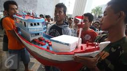 Nelayan yang tergabung dalam Koalisi Selamatkan Teluk Jakarta membawa miniatur kapal ketika mendatangi PTTUN di Cikini, Jakarta, Selasa (30/8). Mereka meminta hakim PTTUN menolak banding penerbitan izin reklamasi pulau G. (Liputan6.com/Immanuel Antonius)