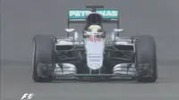 Pebalap Mercedes, Lewis Hamilton, menjadi yang tercepat pada sesi latihan bebas pertama F1 GP Meksiko, Jumat (28/10/2016). (Bola.com/Twitter/F1)