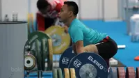 Persiapan Eko Yuli Irawan saat berlatih sebelum turun pada kelas 62 kg di Hall A Arena PRJ, Jakarta, Rabu (11/2/2018). Eko berhasil menyabet medali emas. (Bola.com/Nicklas Hanoatubun)