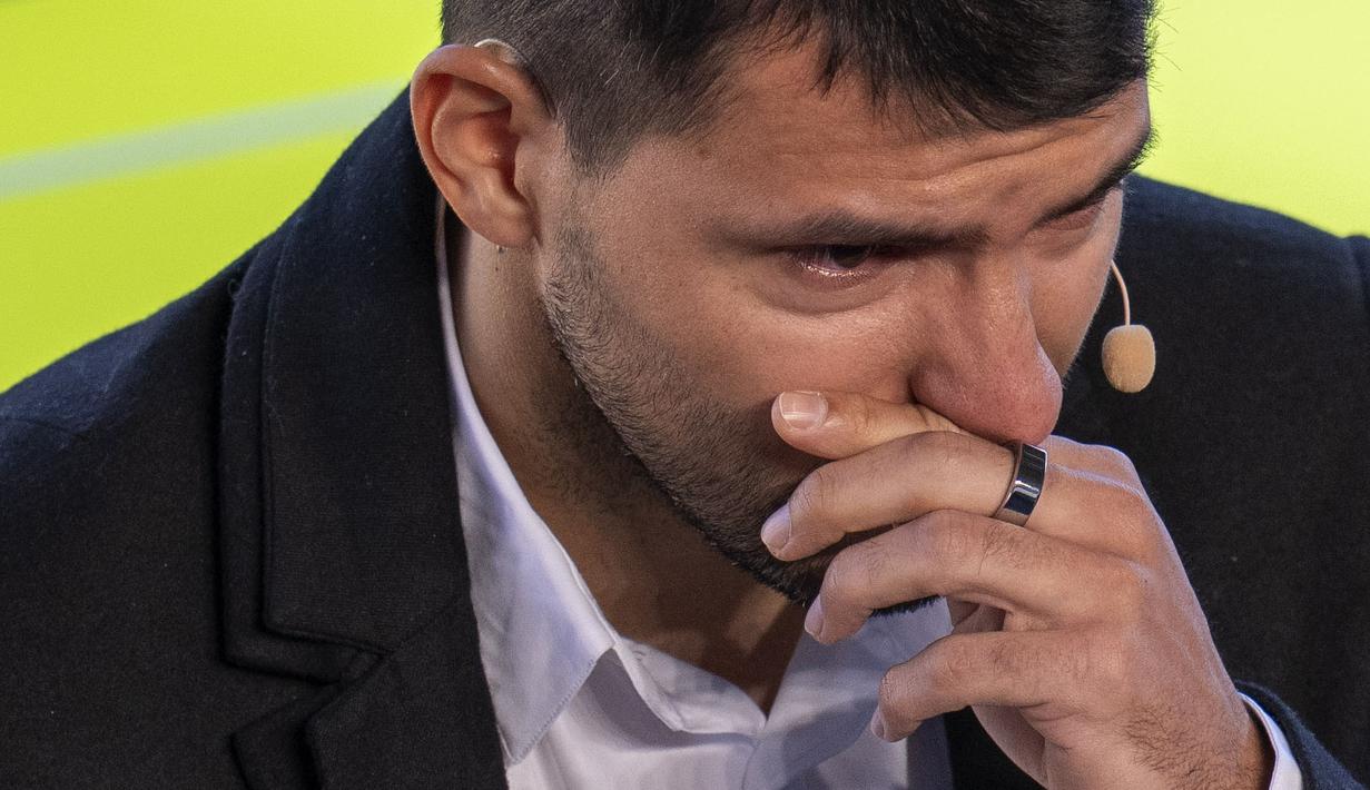 Aguero mengungkapkan bahwa sudah berjuang semaksimal mungkin untuk sembuh. Namun, menurut dokter yang menanganinya, keputusan terbaik Aguero adalah berhenti bermain atau pensiun sebagai pesepak bola. (AP/Emilio Morenatti)