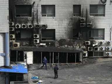 Penyelidik memeriksa area yang terbakar setelah kebakaran di sebuah rumah sakit di Beijing, China pada Rabu, 19 April 2023. (AP Photo/Andy Wong)