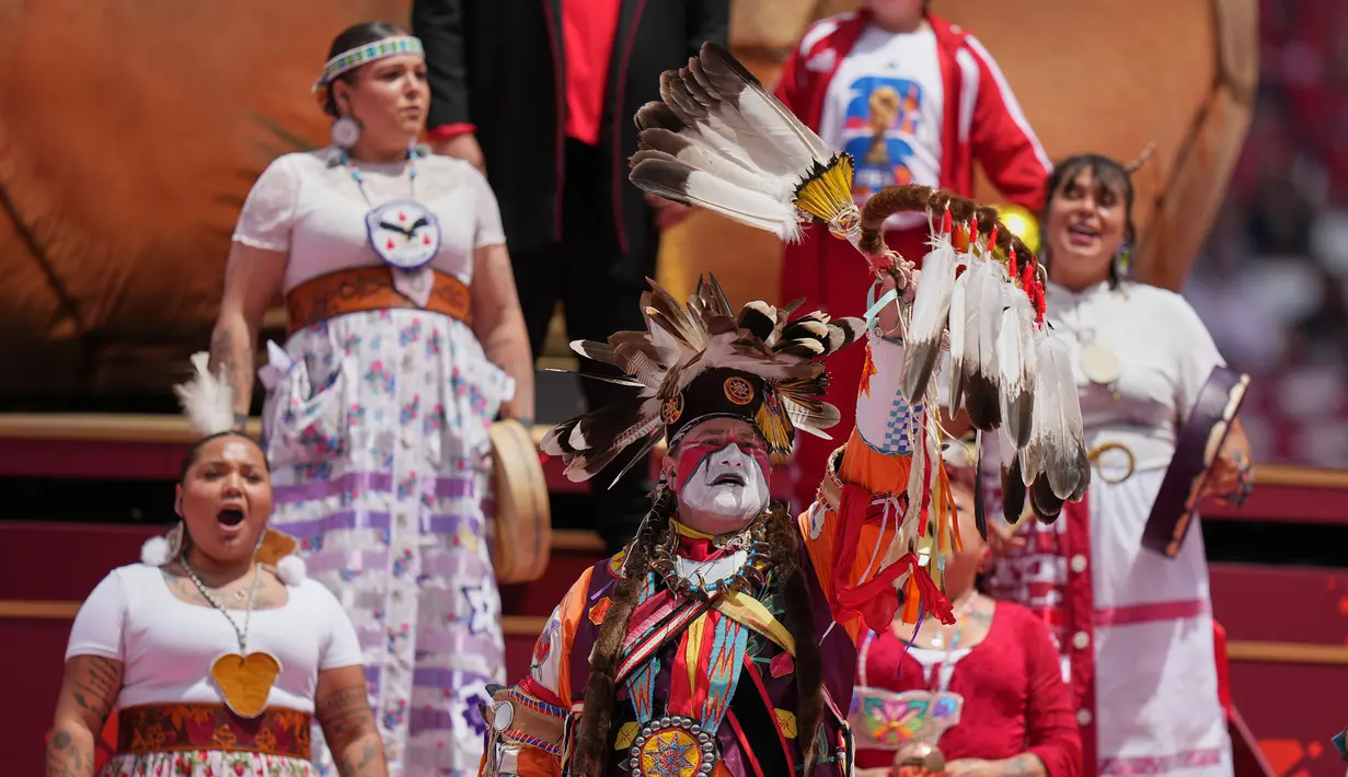 Pertunjukan upacara pembukaan kali ini sarat akan budaya Amerika Utara, dengan perpaduan harmonis antara unsur tradisional dan modern. (AP Photo/Stephanie Scarbrough)