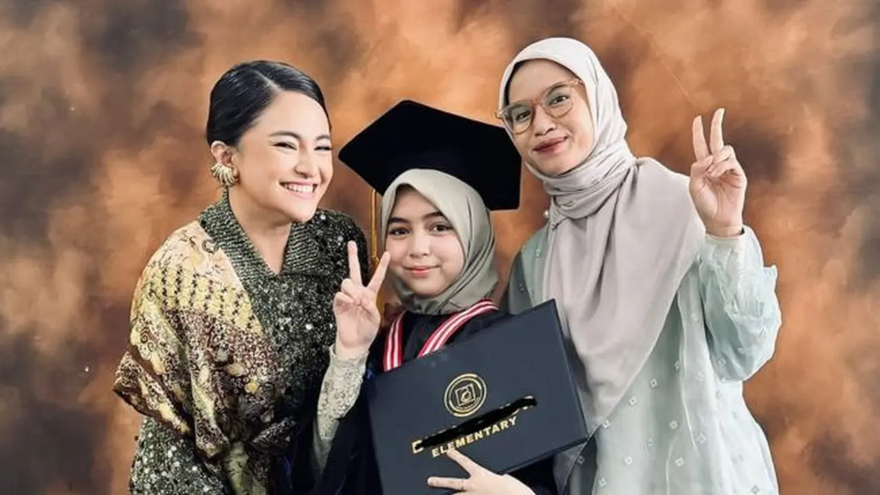 Potret Marshanda Dampingi Sienna Wisuda. (instagram/marshanda99)