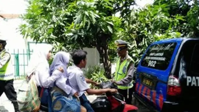 6 Potret Nyeleneh Anak Sekolah Naik Motor Bonceng Tiga, Posisinya Absurd