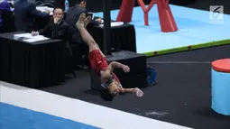 Pesenam muda Indonesia, Ritung Ken melakukan lompatan pada laga Kejuaraan Senam Artistik Junior Asia ke-15 di Istora Senayan, Jakarta, Rabu (25/4). Di ajang ini, Indonesia menurunkan 10 atlet, lima putra dan lima putri. (Liputan6.com/Helmi Fithriansyah)