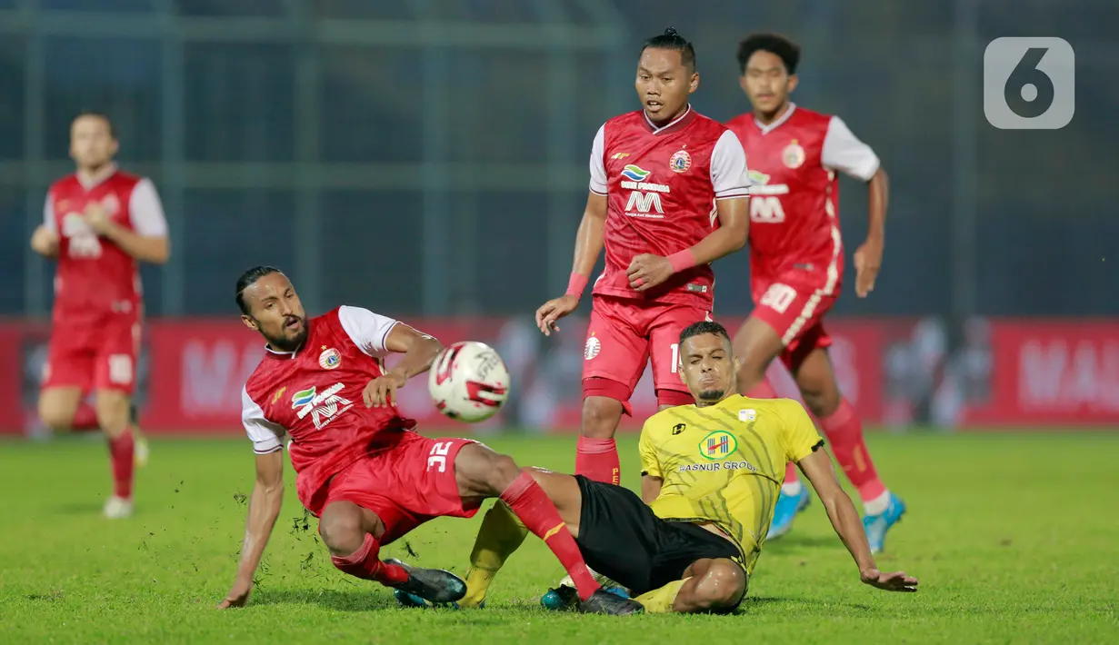 Gelandang Persija Jakarta, Rohit Chand (kiri) berebut bola dengan pemain Barito Putera, Cassio de Jesus pada laga perempat final Piala Menpora 2021 di Stadion Kanjuruhan, Malang, Sabtu (10/4/2021). Persija Jakarta menang dengan skor 1-0. (Bola.com/Arief Bagus)