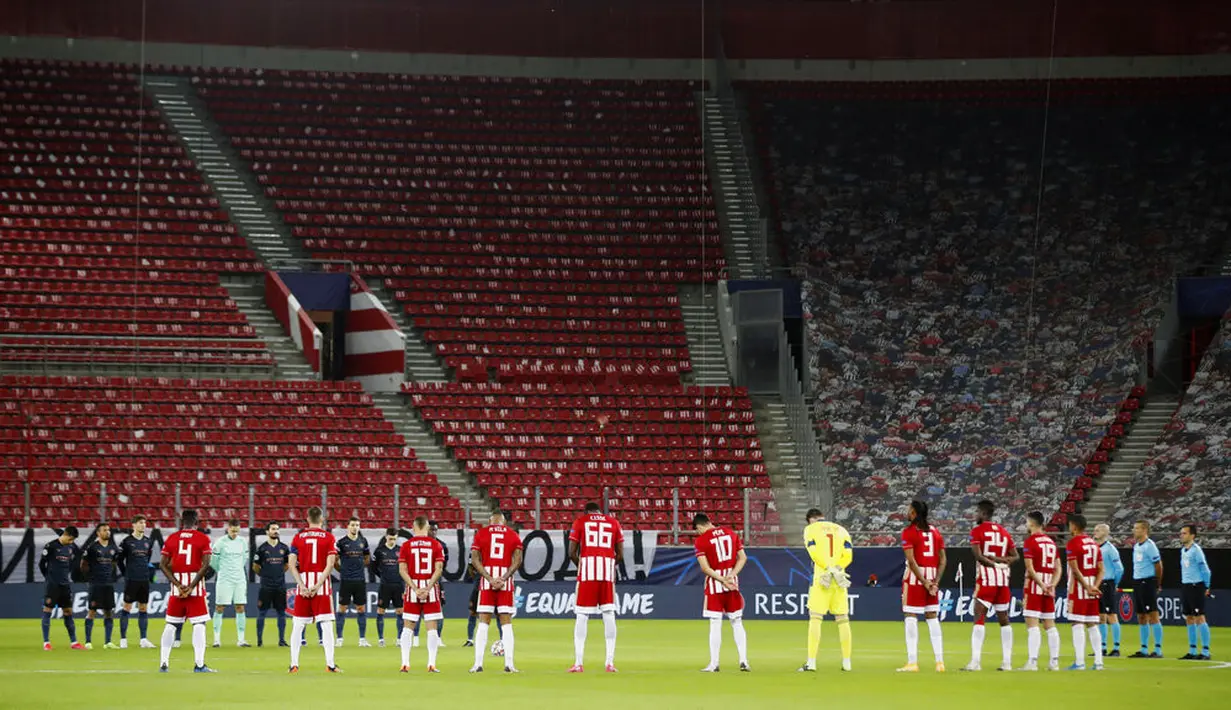Pemain Olympiacos dan Manchester City mengheningkan cipta untuk mengenang legenda sepak bola Diego Armando Maradona sebelum pertandingan Grup C Liga Champions di Stadion Georgios Karaiskakis, Piraeus, Athena, Rabu (25/11/2020). Maradona meninggal karena serangan sakit. (AP Photo/Thanassis Stavrakis)