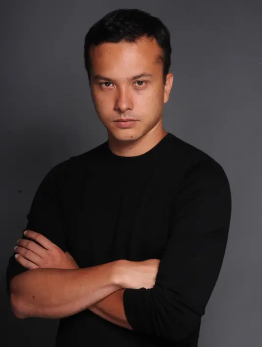 Nicholas memiliki gaya berpakaian yang cenderung santai namun tetap keren. salah satunya adalah memakai busana busana warna hitam. (Kapanlagi.com: Bayu Herdianto)