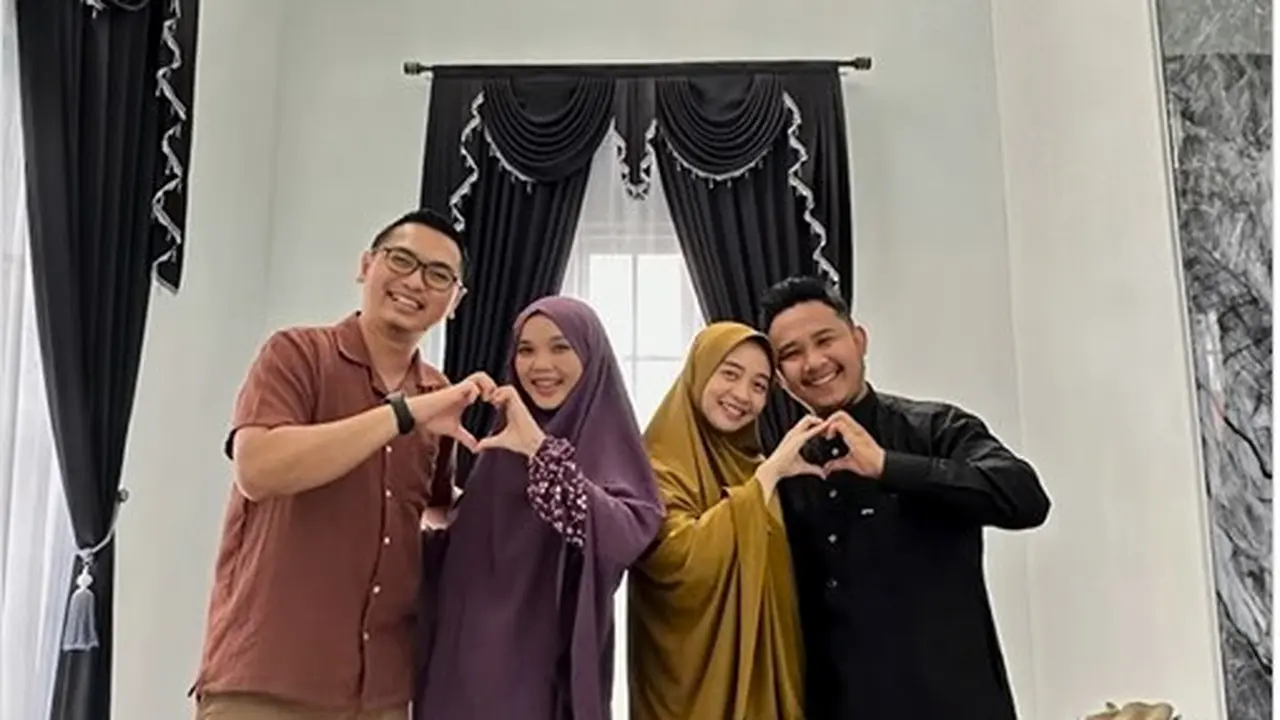 Potret Devi Desiyanti dan Novi Setia Nurviat mengunjungi rumah megah milik Ega Noviantika dan Rafly DA (Sumber: Instagram/novipengusaha.id)