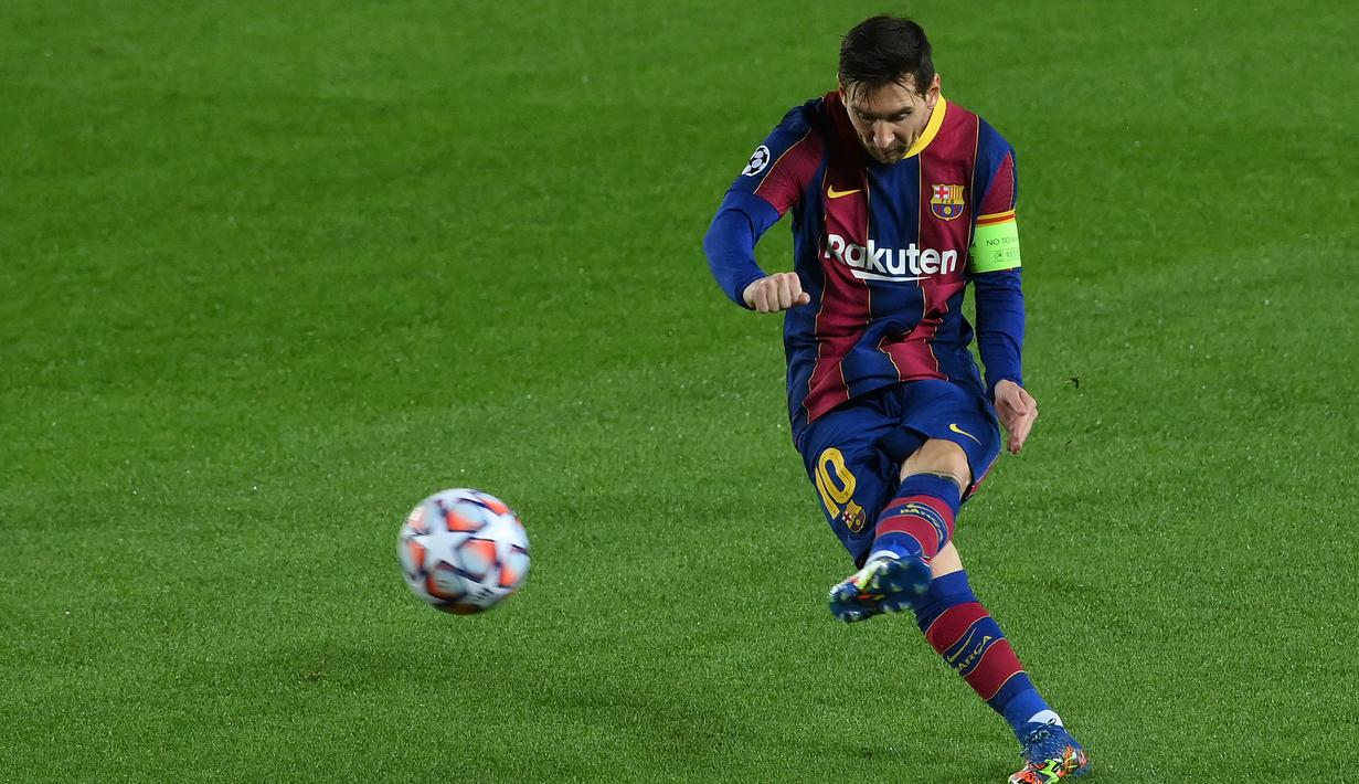 2. Jumlah Gol. Lionel Messi unggul dengan mencetak 28 gol bersama Barcelona, sedangkan Cristiano Ronaldo baru membukukan 25 gol bersama Manchester United, Real Madrid dan Juventus. (AFP/Lluis Gene)