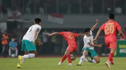 Pemain Timnas Indonesia U-19, Muhammad Ferrari (dua kanan) berebut bola dengan pemain Myanmar, Thein Zaw Thiha dalam pertandingan babak penyisihan Grup A Piala AFF U-19 yang berlangsung di Stadion Patriot Candrabhaga, Bekasi, Minggu (10/7/2022). (Bola.com/M Iqbal Ichsan)