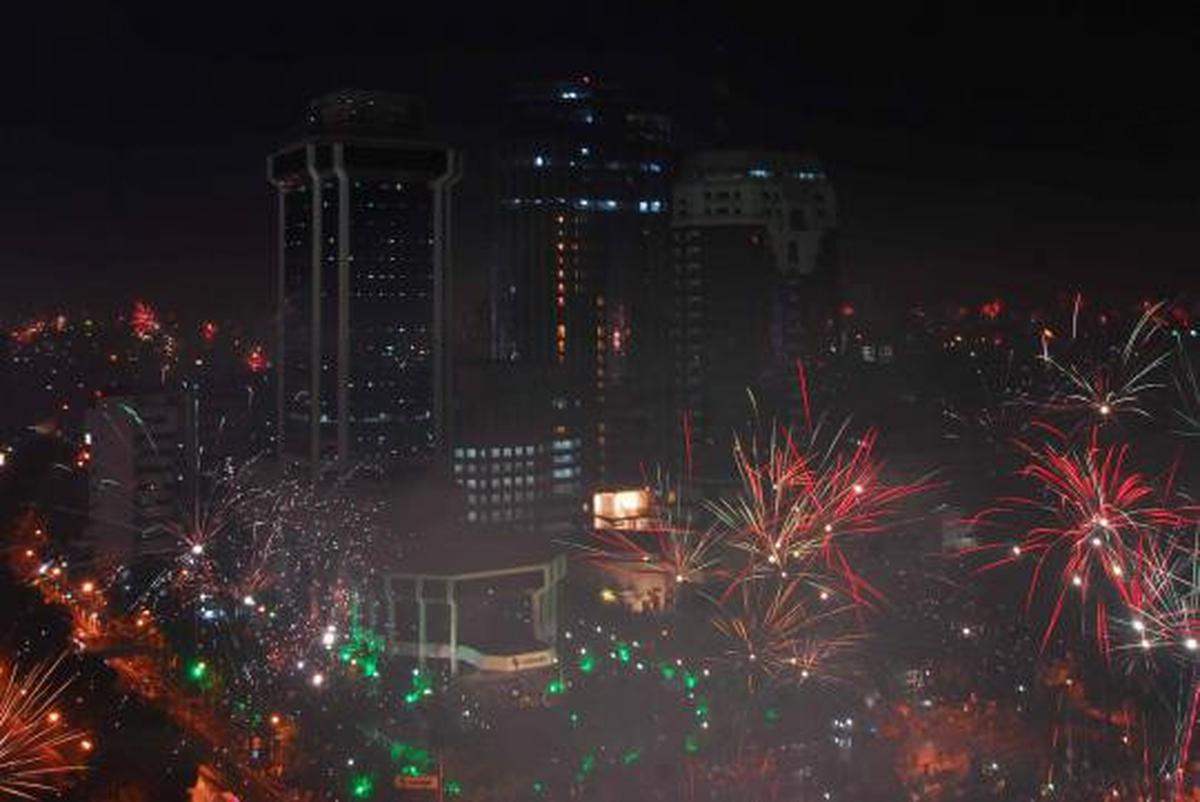 Pesta kembang api sambut tahun baru 2013 di Monas