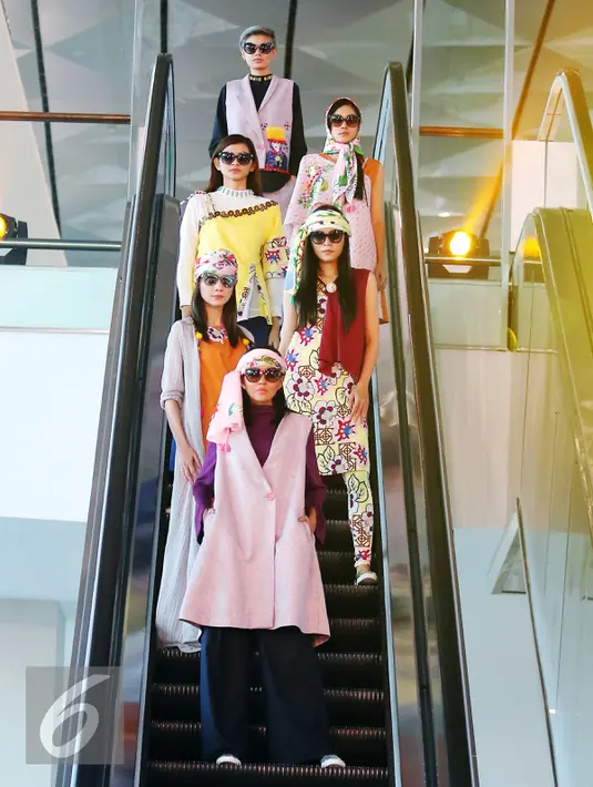 Sejumlah model berdiri di eskalator saat fashion show di Terminal 3 Ultimate Bandara Soekarno Hatta, Tangerang, Banten, Rabu (20/7). Model membawakan busana Mel Ahrya dennen tema Happa. (Liputan6.com/Angga Yuniar)
