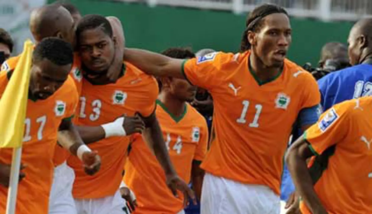 Ivorian National football team's striker Didier Drogba celebrates with teammate victory against Malawi on March 29, 2009 at Felix Houphouet-Boigny stadium in Abidjan during their World Cup 2010 qualification match. AFP PHOTO / ISSOUF SANOGO 