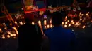 Hampir 12 jam setelah kejadian, petugas penyelamat masih berupaya keras mengevakuasi korban dari reruntuhan bangunan. (MARTIN BERNETTI/AFP)