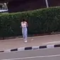 Jeje Slebew tertangkap kamera jalan sendirian. (Foto: Tangkapan layar video IG)