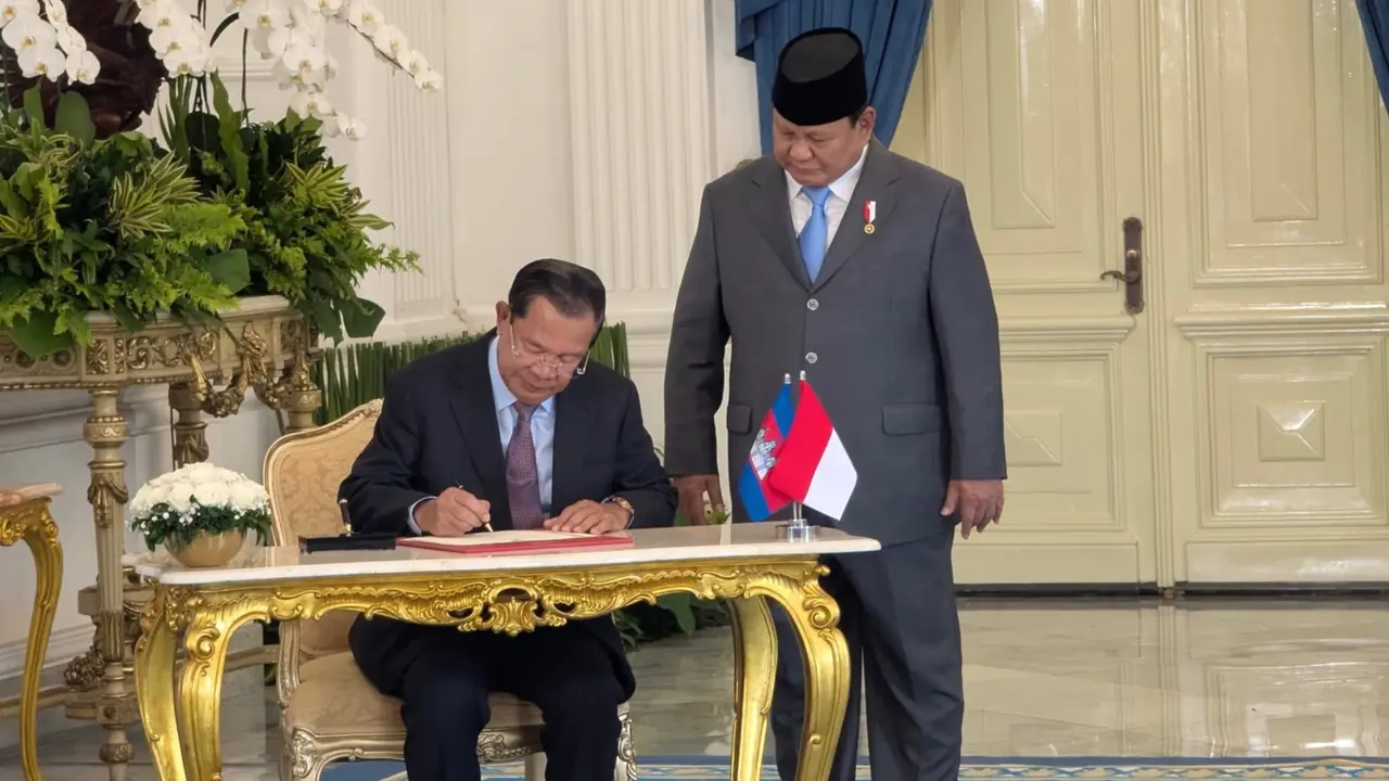 Presiden Prabowo Subianto menyambut langsung kedatangan Presiden Senat Kerajaan Kamboja, Samdech Akka Moha Sena Padei Techo Hun Sen di Istana Merdeka, Jakarta Pusat.