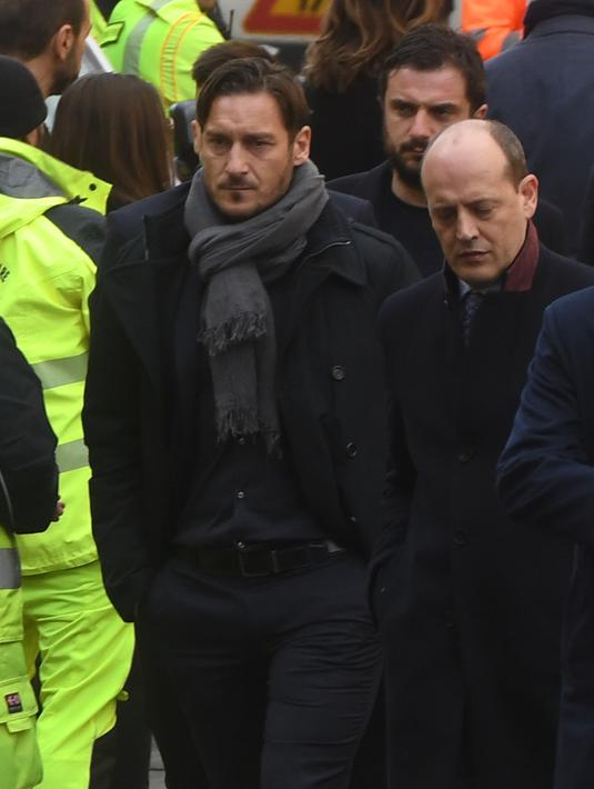 Mantan pemain AS Roma, Francesco Totti tiba menghadiri upacara pemakaman Davide Astori di Florence, Italia, Kamis (8/3). Davide Astori meninggal pada usia 31 tahun di kamar hotel setelah terkena serangan jantung. (AP Photo/Filippo Monteforte)
