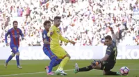 Stiker Barcelona Neymar mencetak gol ke gawang Villareal dalam lanjutan Liga Spanyol di Camp Nou, Sabtu (6/5/2017) malam WIB. (AP Photo/Manu Fernandez)