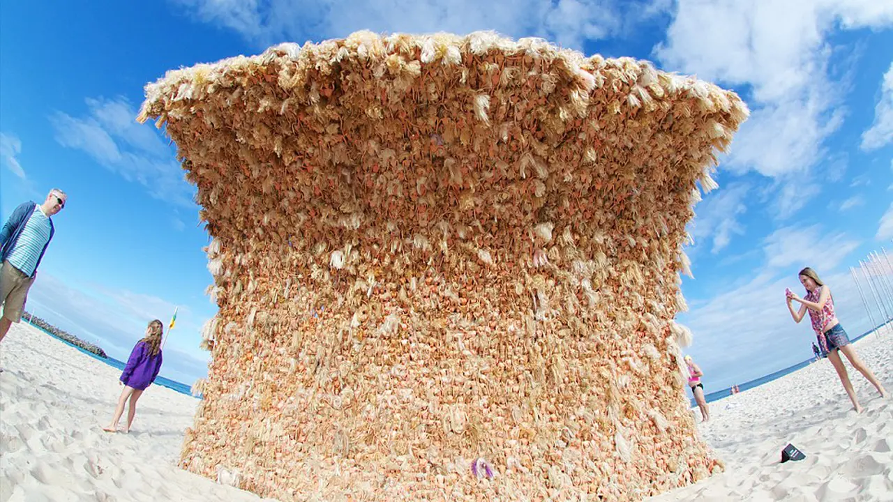 Ombak Setinggi 3 Meter Ini Dibuat dari 3000 Boneka Barbie