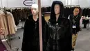 Pekerja memeriksa pakaian yang terbuat dari bulu binatang saat dipamerkan di Hong Kong International Fur and Fashion Fair di Hong Kong, Sabtu (24/2). (VIVEK PRAKASH/AFP)