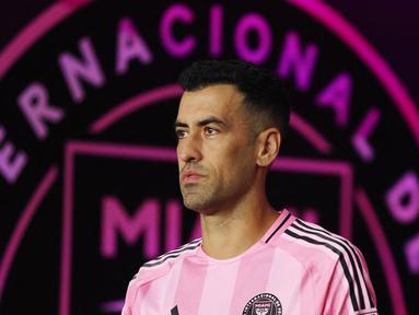 Sergio Busquets mengumumkan akan pensiun melalui video unggahannya di akun sosial media pribadinya pada Jumat (26/09/2025). (AFP/Megan Briggs)