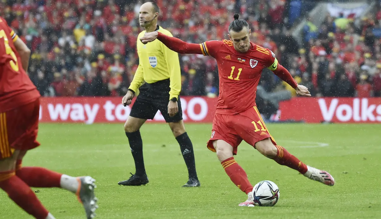 Namun gol bunuh diri tersebut juga terdapat andil pemain Wales yakni Gareth Bale. Berawal dari tendangan bebas Bale beberapa meter di depan kotak penalti Ukraina, Andriy Yarmolenko yang berusaha menghalau umpan justru menyundul bola hingga masuk ke gawang sendiri. (AP/Rui Vieira)