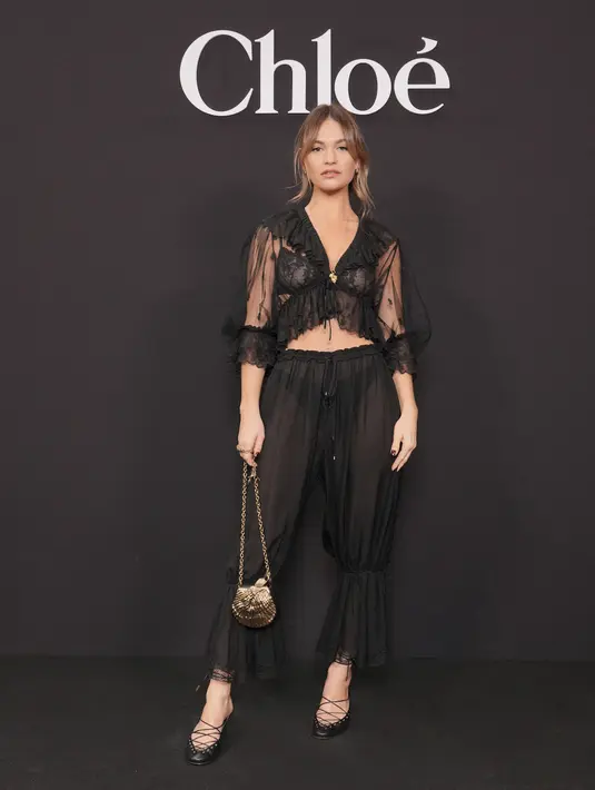<p>Lily James tampil manis dengan aksi busana see through yang menampilkan siluet tubuhnya. [Foto: Chlo&eacute;.dok]</p>