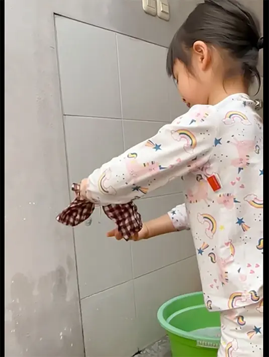 "Itu mengajarkan aku untuk lebih lebih tanggung jawab juga atas baju/sepatu kita sendiri.. dan seru juga sebenarnya main air cuci2 barang2 sendiri.." sambung Glenn. [Instagram/glennalinskie]