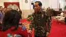 Presiden Joko Widodo (Jokowi) menyapa pimpinan bank umum Indonesia di Istana Negara, Jakarta, Kamis (15/3). Presiden didampingi oleh Menteri Keuangan Sri Mulyani dan Kepala Otoritas Jasa Keuangan (OJK) Wimboh Santoso (Liputan6.com/Angga Yuniar)