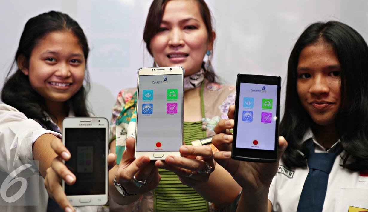 Pelajar memperlihatkan aplikasi Pandawa Care di Jakarta, Senin (25/4). Aplikasi berbasis OS Android itu memungkinkan masyarakat untuk melakukan pelaporan secara langsung apabila mengetahui adanya kejahatan terhadap anak. (Liputan6.com/Immanuel Antonius)