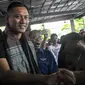 Cagub DKI Jakarta, Agus Harimurti Yudhoyono disalami warga saat menghadiri deklarasi BATAS, Jakarta, Minggu (16/10). BATAS mengaku siap memenangkan Agus-Sylvi dalam Pilkada DKI 2017. (Liputan6.com/Yoppy Renato)